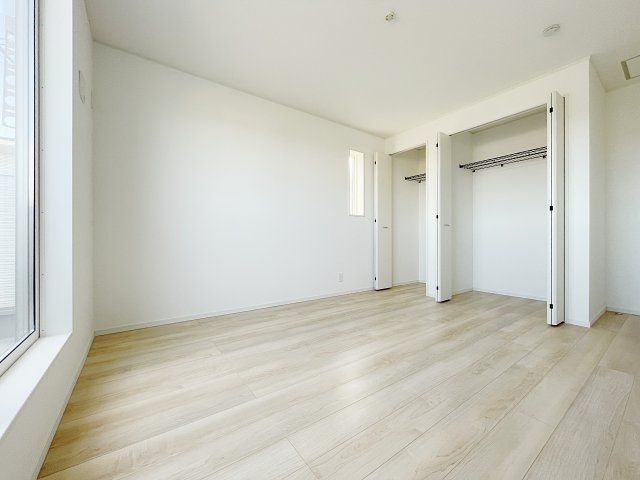 新築戸建・新築建売　柴田町船岡字上大原【耐震+制震】東船岡小・船岡中の洋室|バルコニーに面した7.5帖の洋室はシンプルな間取りなので家具の配置もしやすそうですね♪