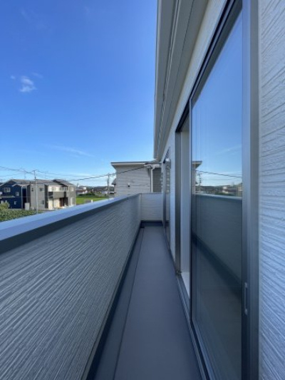 新築戸建・新築建売　柴田町船岡字上大原【耐震+制震】東船岡小・船岡中のバルコニー|2WAYのバルコニーで動線が取りやすい！物干し金具がついているので洗濯ロープなどを張ればそのまま洗濯物干しができます！