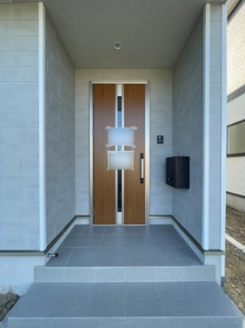 新築戸建・新築建売　柴田町船岡字上大原【耐震+制震】東船岡小・船岡中の玄関|奥行きのある玄関ポーチで天候不良時も安心です(^O^)
