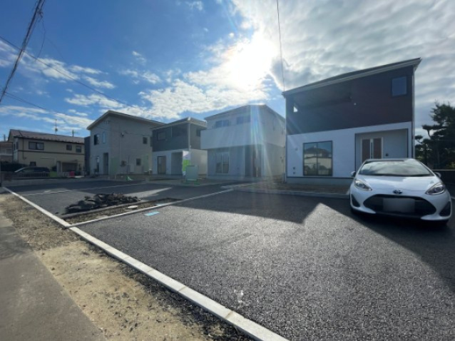 新築戸建・新築建売　柴田町船岡字上大原【耐震+制震】東船岡小・船岡中の駐車場|広々としたカースペースで運転が苦手な方も駐車しやすい！