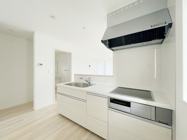 新築戸建・新築建売　柴田町船岡字上大原【耐震+制震】東船岡小・船岡中のキッチン|IHクッキングヒーターなので火を使わず、安心してお子様とお料理を楽しめます♪