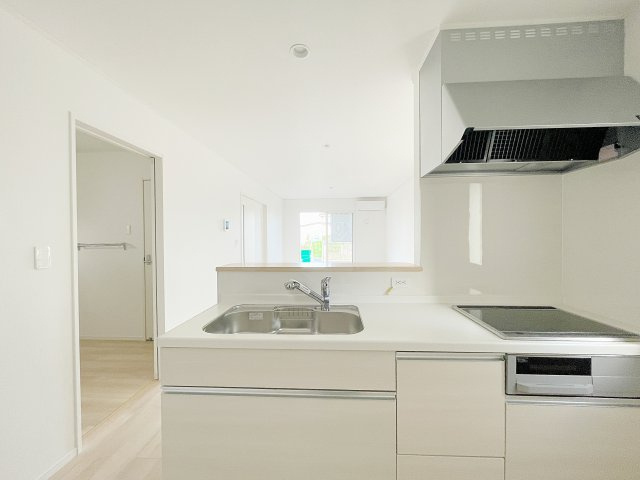 新築戸建・新築建売　柴田町船岡字上大原【耐震+制震】東船岡小・船岡中のキッチン|吊戸棚がないので開放的なシステムキッチン♪配膳や片付けが楽なカウンター付きなのが嬉しいポイント♪