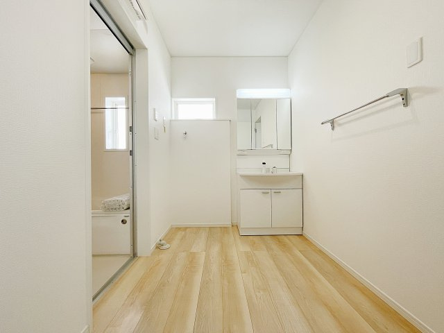 新築戸建・新築建売　柴田町船岡字上大原【耐震+制震】東船岡小・船岡中の独立洗面台|広々とした洗面所。朝の忙しい時間も落ち着いて動線が取れます。