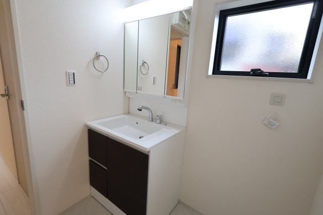 《仲介手数料無料》南区大字大谷口2538-2(1号棟)新築一戸建てリーブルガーデンの独立洗面台|撮影日 2025年11月27日 14:30 曇り