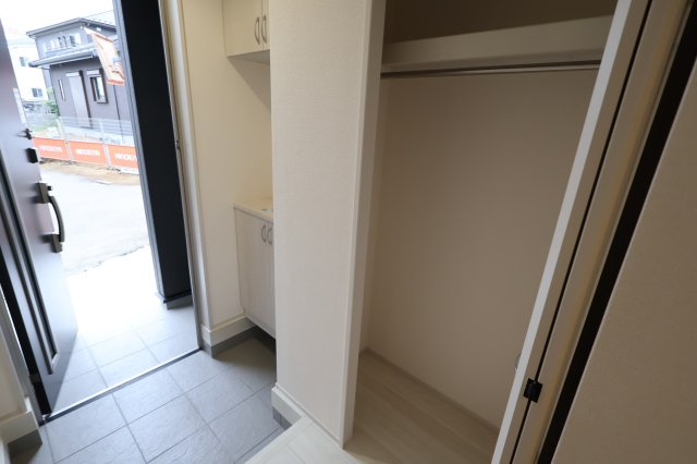 《仲介手数料無料》南区大字大谷口2538-2(1号棟)新築一戸建てリーブルガーデンの玄関|撮影日 2025年11月27日 14:30 曇り