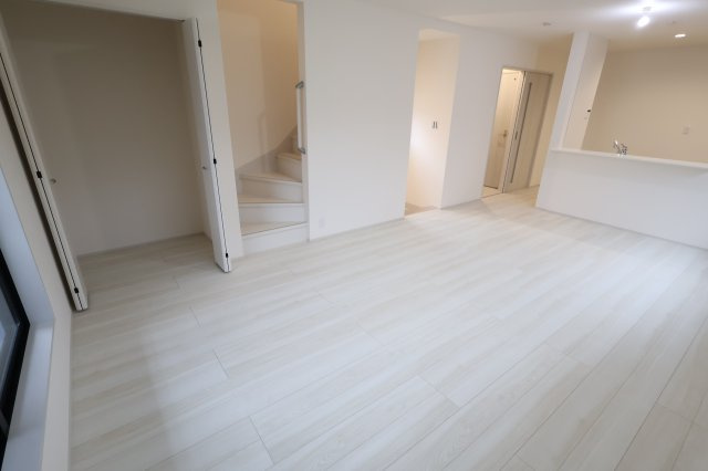 《仲介手数料無料》南区大字大谷口2538-2(1号棟)新築一戸建てリーブルガーデンの居間・リビング|撮影日 2025年11月27日 14:30 曇り