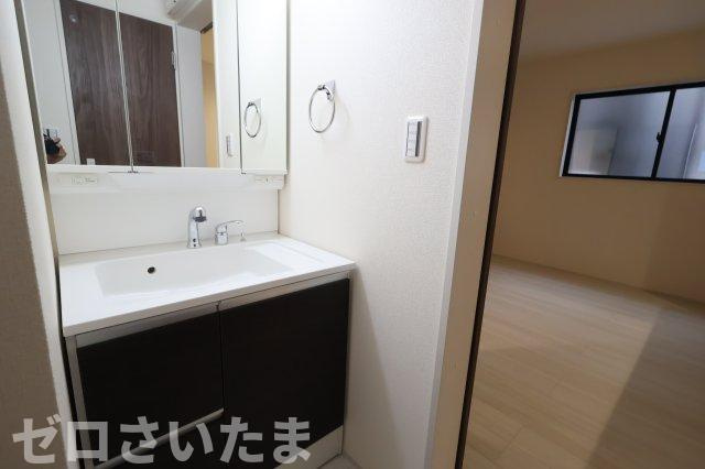 《仲介手数料無料》南区大字大谷口2538-2新築一戸建てリーブルガーデンの独立洗面台|撮影日 2025年11月27日 14:30 曇り