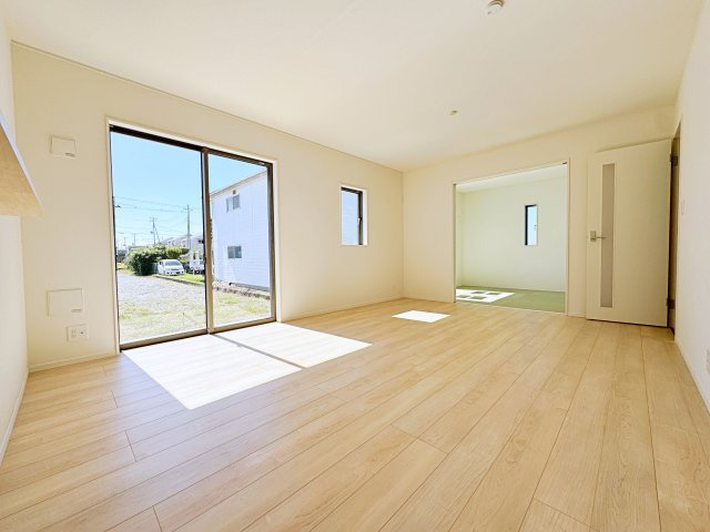 新築戸建・新築建売　郡山市字賀庄【制震・耐震】桜小・郡山三中の居間・リビング|ホワイトを基調とした明るく開放的なLDKです！