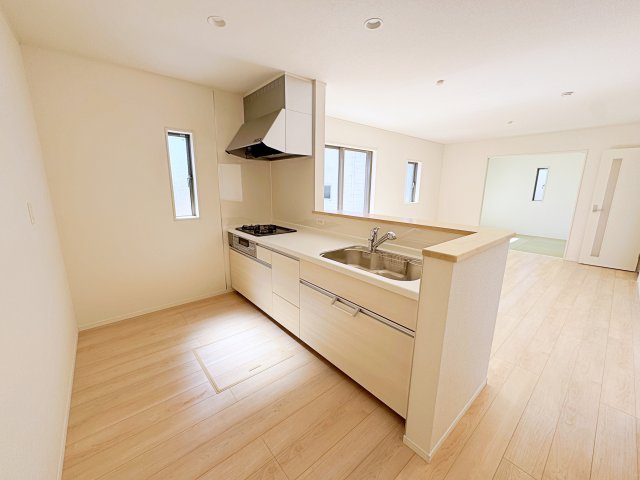 新築戸建・新築建売　郡山市字賀庄【制震・耐震】桜小・郡山三中のキッチン|カウンター越しに会話が弾む、家族とのつながりを感じられる対面キッチンです！