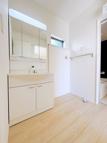 新築戸建・新築建売　郡山市字賀庄【制震・耐震】桜小・郡山三中の独立洗面台|三面鏡タイプの独立洗面台で、身だしなみチェックも収納力も◎洗面まわりもすっきり清潔に保てます！