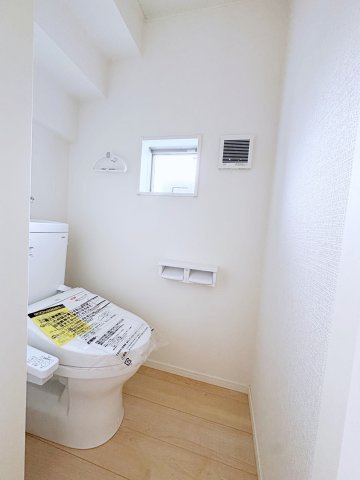 新築戸建・新築建売　郡山市字賀庄【制震・耐震】桜小・郡山三中のトイレ|小窓付きで自然光が入る明るくて爽やかなトイレ空間です！