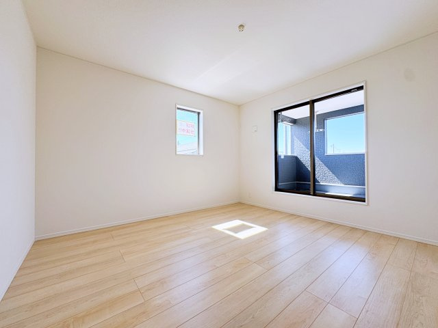 新築戸建・新築建売　郡山市字賀庄【制震・耐震】桜小・郡山三中の洋室|2面採光で明るい洋室です！ホワイト基調の爽やか空間からインナーバルコニーにも出られます♪