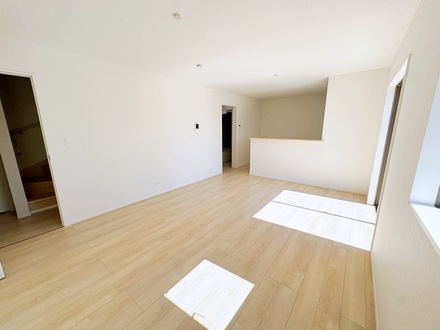 新築戸建・新築建売　郡山市字賀庄【制震・耐震】桜小・郡山三中の居間・リビング|ダイニングには大きな窓があり明るい陽射しが差し込む開放的で心地よい空間です！