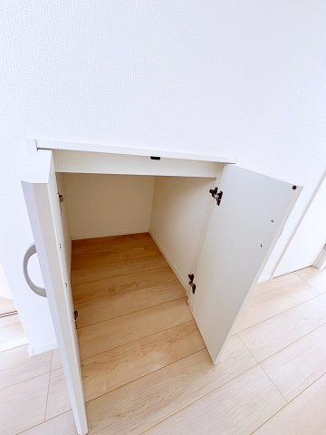 新築戸建・新築建売　郡山市字賀庄【制震・耐震】桜小・郡山三中の収納|階段下収納付き！防犯グッズなどの収納に便利です！