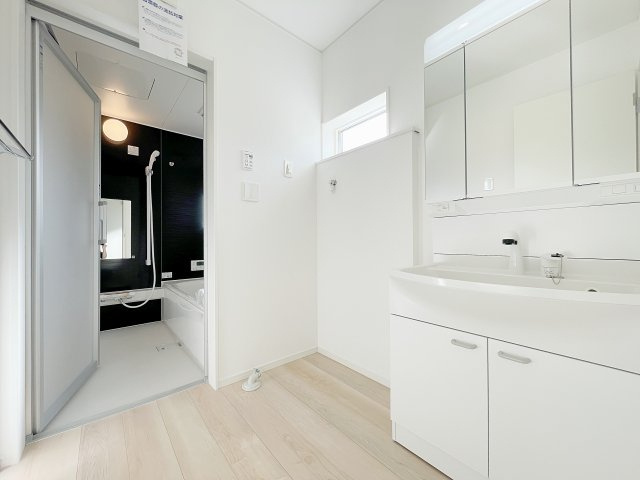 新築戸建・新築建売　柴田町船岡字上大原【耐震+制震】東船岡小・船岡中の独立洗面台|窓付きの洗面室！ホワイトカラーを基調としているので明るく清潔感があり身支度も気持ちよくできそうですね