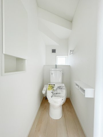 新築戸建・新築建売　柴田町船岡字上大原【耐震+制震】東船岡小・船岡中のトイレ|階段下のデッドスペースを利用した1階トイレ！窓付きなのも嬉しいです！