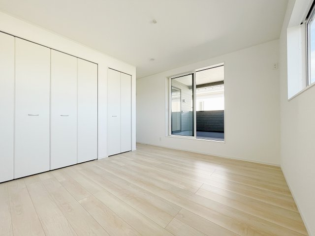 新築戸建・新築建売　柴田町船岡字上大原【耐震+制震】東船岡小・船岡中の洋室|バルコニーに面した7.5帖の洋室はシンプルな間取りなので家具の配置もしやすそうですね♪