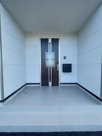 新築戸建・新築建売　柴田町船岡字上大原【耐震+制震】東船岡小・船岡中の玄関|広々とした玄関ポーチ♪奥行きがあるので天候不良時にも安心です。
