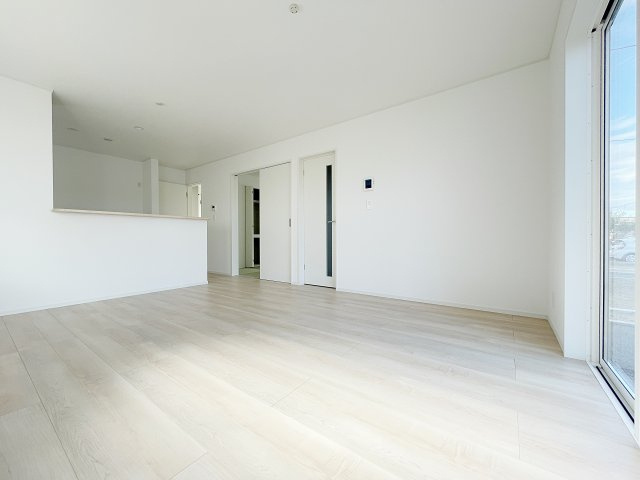 新築戸建・新築建売　柴田町船岡字上大原【耐震+制震】東船岡小・船岡中の居間・リビング|白を基調としたリビングは清潔感のある雰囲気。自分なりのアレンジが楽しめますね♪