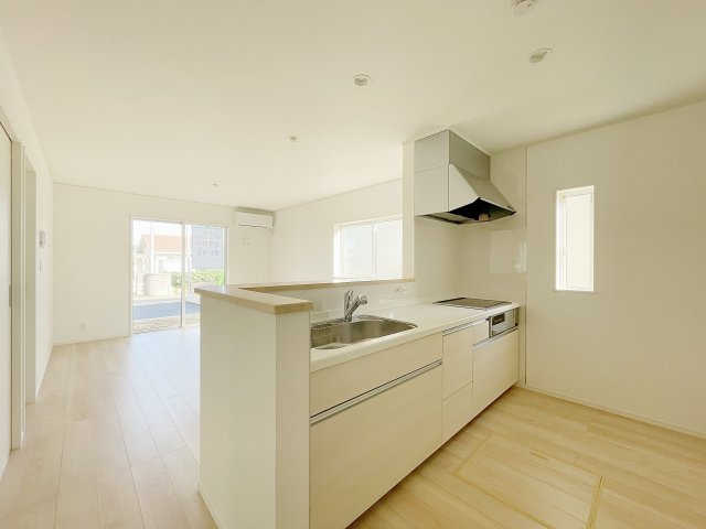 新築戸建・新築建売　柴田町船岡字上大原【耐震+制震】東船岡小・船岡中のキッチン|吊戸棚がないので開放的なシステムキッチン♪配膳や片付けが楽なカウンター付きなのが嬉しいポイント♪