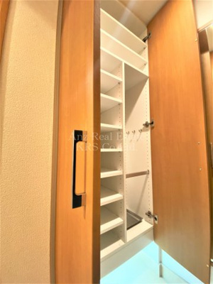 【設備】 | リーガル北堀江 | 傘用収納スペースも備えたトールタイプのシューズボックス！