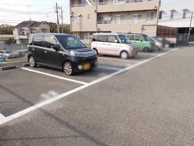 パルティーダB棟の駐車場