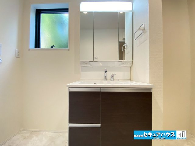 【今からご案内可能】刈谷市高須町坤　1棟の独立洗面台|【洗面台】
◆鏡の裏にはたっぷりと収納スペースを標準装備！
◆電源を付属しているのでドライヤーなど利用できます。