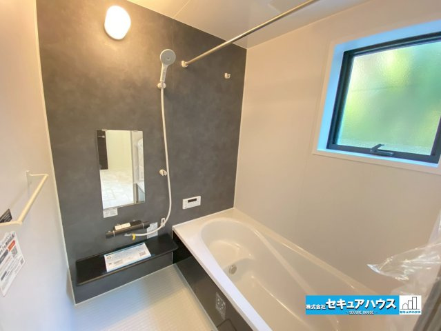 【今からご案内可能】刈谷市高須町坤　1棟の浴室|【浴室】
◆アクセントパネルで落ち着きのある雰囲気を演出します。毎日の疲れを癒やすバスタイムをお楽しみ下さい！
◆窓付きで、カビの繁殖を抑える効果があります。