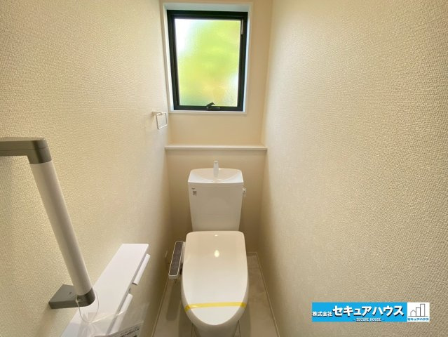 【今からご案内可能】刈谷市高須町坤　1棟のトイレ|【高機能トイレ】
◆高機能トイレの多くは便器のフタの開閉が自動であり、使用後に手動で水を流す面倒もなく非常に便利です。スタイリッシュな見た目で、お掃除しやすく、節水効果が高いです。
