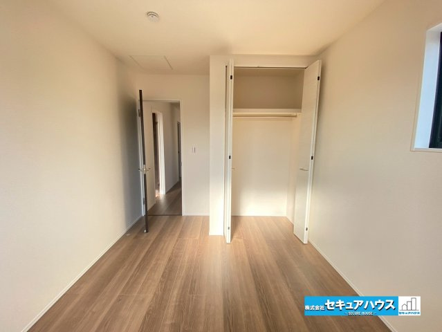 【今からご案内可能】刈谷市高須町坤　1棟の洋室|【洋室】
◆広々とした居住空間は日々の暮らしを彩り、心のやすらぎと満足感を与えてくれます。通風と採光を考慮した設計は子供たちはのびのび育ち、家族でくつろぎと団らんを生み出します。