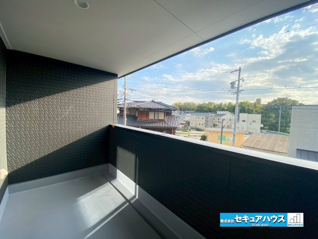 【今からご案内可能】刈谷市高須町坤　1棟のバルコニー|【バルコニー】
◆見晴らしもよく、太陽の温かな温もりをめいっぱい受け止めてくれます。
太陽の光と爽やかな風を受けたお洗濯物はあっという間に乾き、取りこむ時には太陽の匂いを感じられそうですね。　