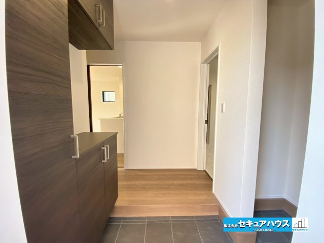 【今からご案内可能】刈谷市高須町坤　1棟の玄関|【玄関】
◆お家に出会う人々を迎える玄関だからこそ、広々清潔感あふれる空間にしたいものです。採光・通風にも配慮された設計で毎日明るい空間をキープします♪