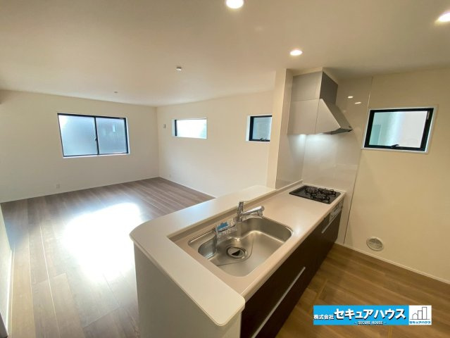 【今からご案内可能】刈谷市高須町坤　1棟のキッチン|【LDK】
◆通学から帰宅し、リビングルームで会話を楽しむ子ども達。リビングから臨む景色は太陽色に染まり、解放感溢れゆったりとしたひと時を過ごすことが出来る素敵な空間です。