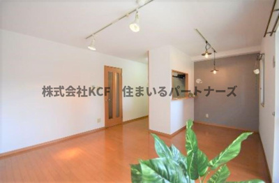 【居間・リビング】 | ドゥブラン上津 | ゆったり過ごせる居間です