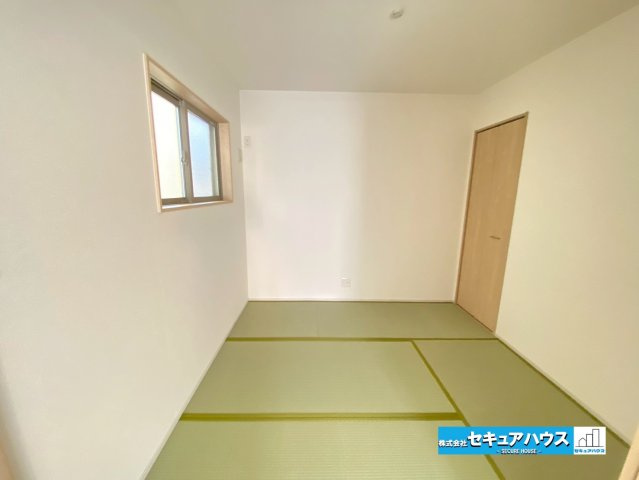 【今からご案内可能】刈谷市泉田町絵下城 全2棟 の和室|【畳敷洋室】
◆客間、寝室、子供の遊び場など、ライフスタイルに合わせて柔軟に使うことができます。