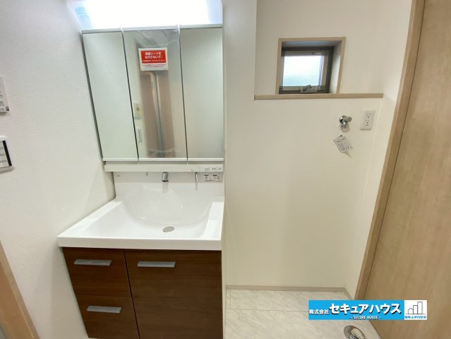 【今からご案内可能】刈谷市泉田町絵下城 全2棟 の独立洗面台|【洗面台】
◆鏡の裏にはたっぷりと収納スペースを標準装備！
◆電源を付属しているのでドライヤーなど利用できます。