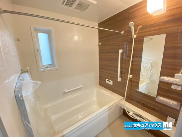 【今からご案内可能】刈谷市泉田町絵下城 全2棟 の浴室|【浴室】
◆アクセントパネルで落ち着きのある雰囲気を演出します。毎日の疲れを癒やすバスタイムをお楽しみ下さい！
◆窓付きで、カビの繁殖を抑える効果があります。