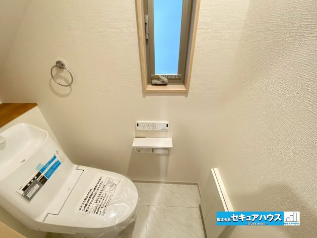 【今からご案内可能】刈谷市泉田町絵下城 全2棟 のトイレ|【高機能トイレ】
◆高機能トイレの多くは便器のフタの開閉が自動であり、使用後に手動で水を流す面倒もなく非常に便利です。スタイリッシュな見た目で、お掃除しやすく、節水効果が高いです。
