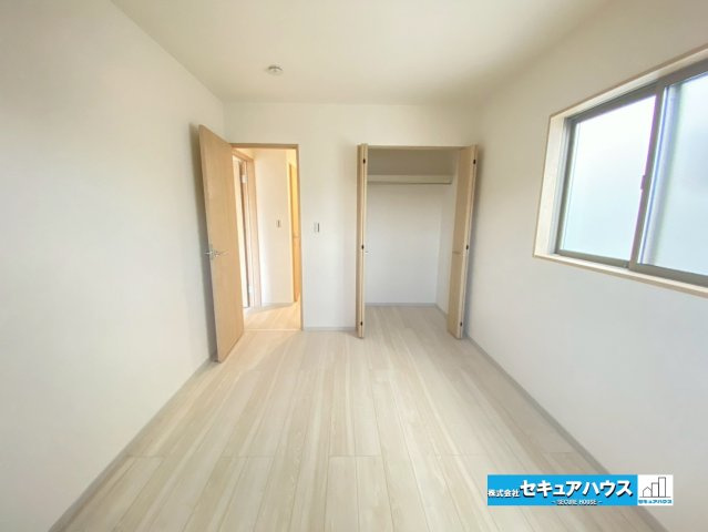 【今からご案内可能】刈谷市泉田町絵下城 全2棟 の洋室|【洋室】
◆広々とした居住空間は日々の暮らしを彩り、心のやすらぎと満足感を与えてくれます。通風と採光を考慮した設計は子供たちはのびのび育ち、家族でくつろぎと団らんを生み出します。