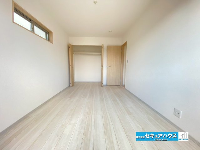 【今からご案内可能】刈谷市泉田町絵下城 全2棟 の洋室|【洋室】
◆家族一人ひとりの大切なプライベート空間。趣味に合わせて使って頂けるようシンプルに仕上げてあります。暮らし心地を大きく左右する収納を、適材適所に配置し使い勝手を考慮しました。　