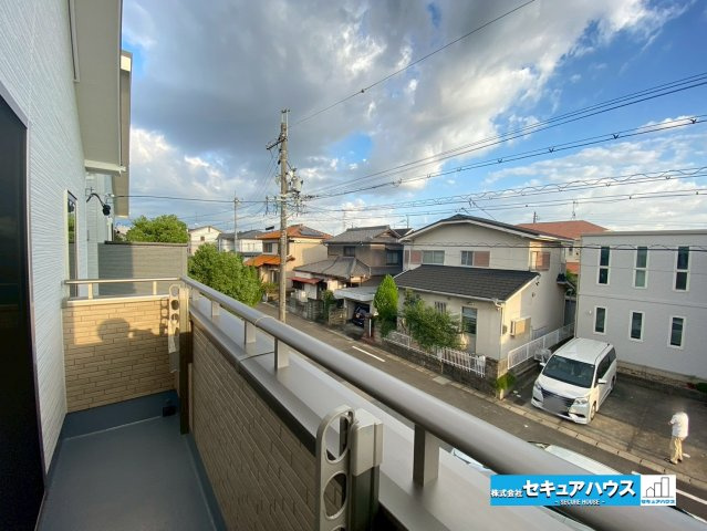【今からご案内可能】刈谷市泉田町絵下城 全2棟 のバルコニー|【バルコニー】
◆見晴らしもよく、太陽の温かな温もりをめいっぱい受け止めてくれます。
太陽の光と爽やかな風を受けたお洗濯物はあっという間に乾き、取りこむ時には太陽の匂いを感じられそうですね。　