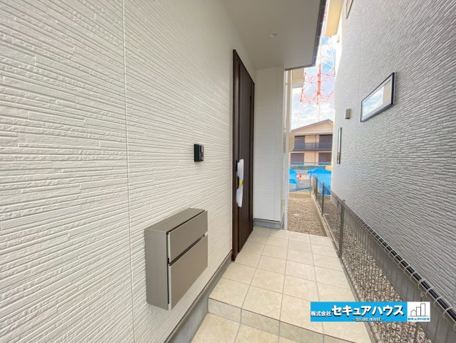 【今からご案内可能】刈谷市泉田町絵下城 全2棟 の玄関|【玄関】
◆雨に濡れずにポストの中身を取り出すことができます。