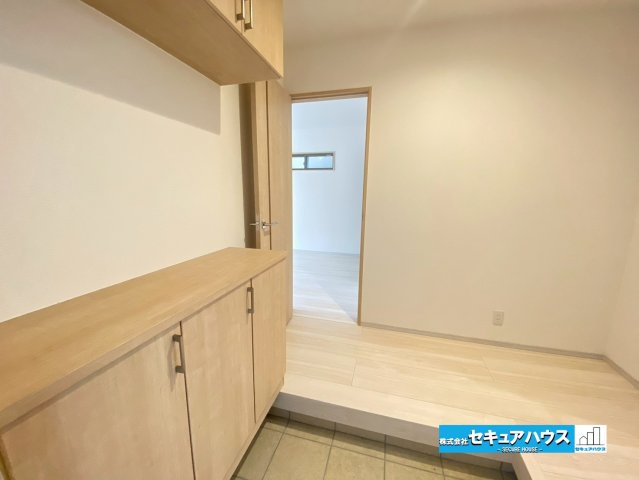 【今からご案内可能】刈谷市泉田町絵下城 全2棟 の玄関|【玄関】
◆お家に出会う人々を迎える玄関だからこそ、広々清潔感あふれる空間にしたいものです。採光・通風にも配慮された設計で毎日明るい空間をキープします♪