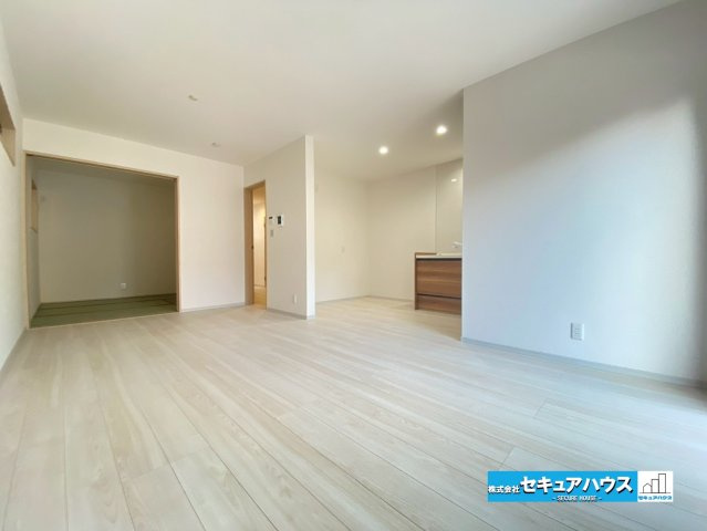 【今からご案内可能】刈谷市泉田町絵下城 全2棟 の居間・リビング|【LDK】
◆通学から帰宅し、リビングルームで会話を楽しむ子ども達。リビングから臨む景色は太陽色に染まり、解放感溢れゆったりとしたひと時を過ごすことが出来る素敵な空間です。