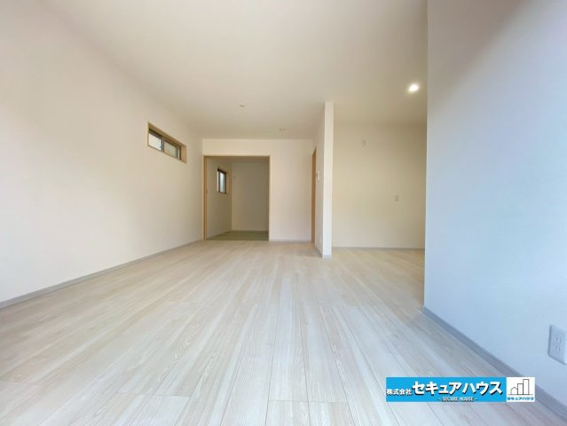 【今からご案内可能】刈谷市泉田町絵下城 全2棟 の居間・リビング|【LDK】
◆日当たりが良く温かい広々リビングは家族の団らんスペースになります。