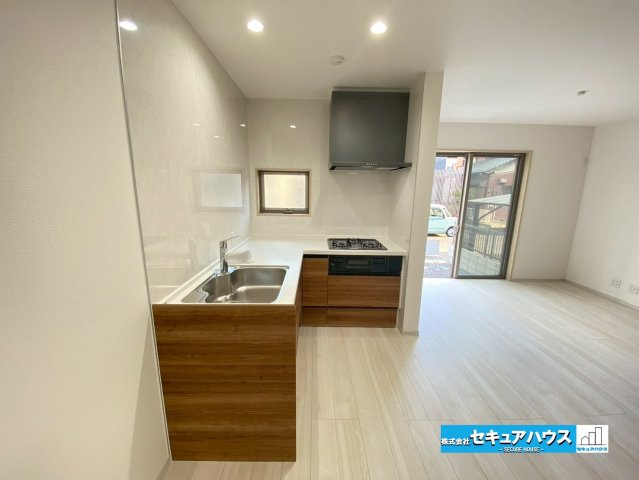 【今からご案内可能】刈谷市泉田町絵下城 全2棟 のキッチン|【キッチン】
◆同時にたくさんの料理が調理できる。「焼く・蒸す・煮る」の工程を同時進行で進めることができるので、料理を素早く作ることができます。育児でバタバタ忙しいママに嬉しい♪