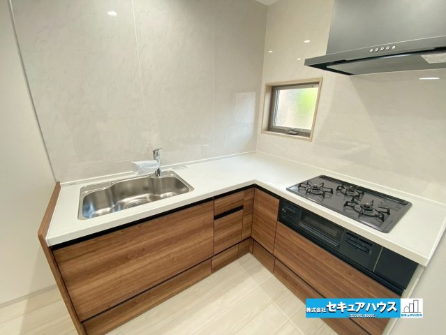 【今からご案内可能】刈谷市泉田町絵下城 全2棟 のキッチン|【キッチン】
◆型キッチンのメリットは、短い作業動線による料理のしやすさ、広い作業スペースと収納スペースの確保、複数人での料理のしやすさ、そして設置のバリエーションが多いことなどが挙げられます。