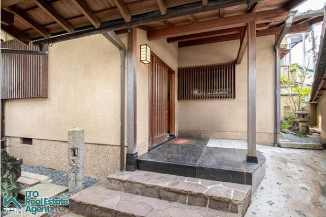 上賀茂池殿町 中古戸建の玄関