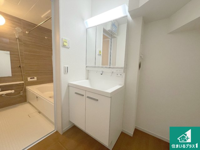 栗東市中沢　第3期　新築一戸建ての独立洗面台|清潔感のある洗面台です。フラットな鏡は掃除がしやすく毎日清潔！鏡裏には収納があるのでスッキリとした洗面台が保てます。