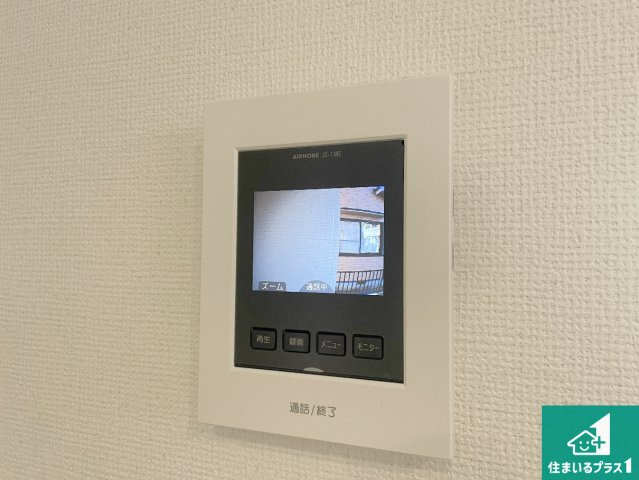 栗東市中沢　第3期　新築一戸建ての防犯設備|カラーモニターインターホン！声だけでなく来訪者の姿や顔がモニターで確認できるので、小さなお子様がいらっしゃるご家庭でも安心できます！